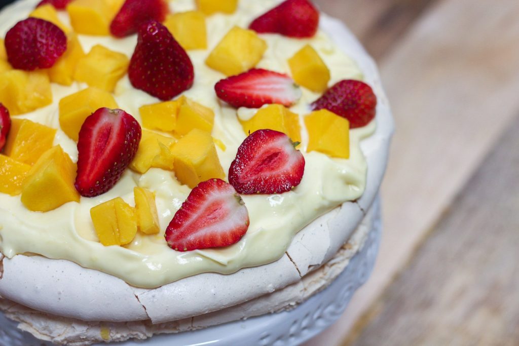Pavlova With Lemon Curd Cream
