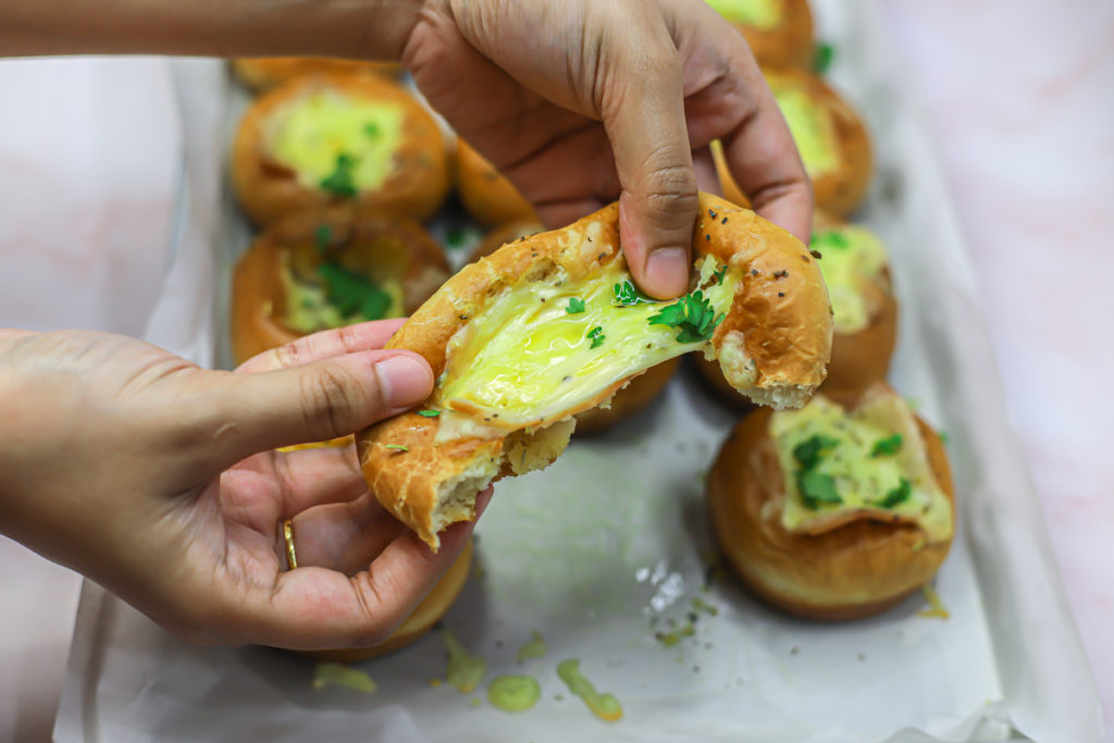 Easy Garlic Butter Cheese Buns